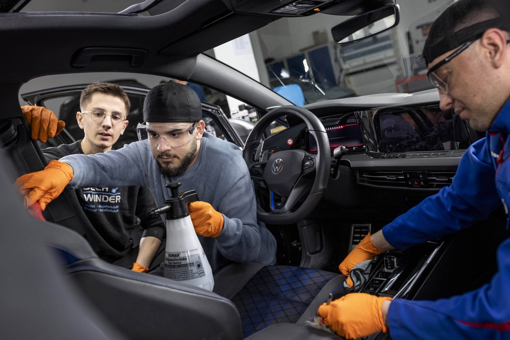 Fahrzeugaufbereitung innen & außen