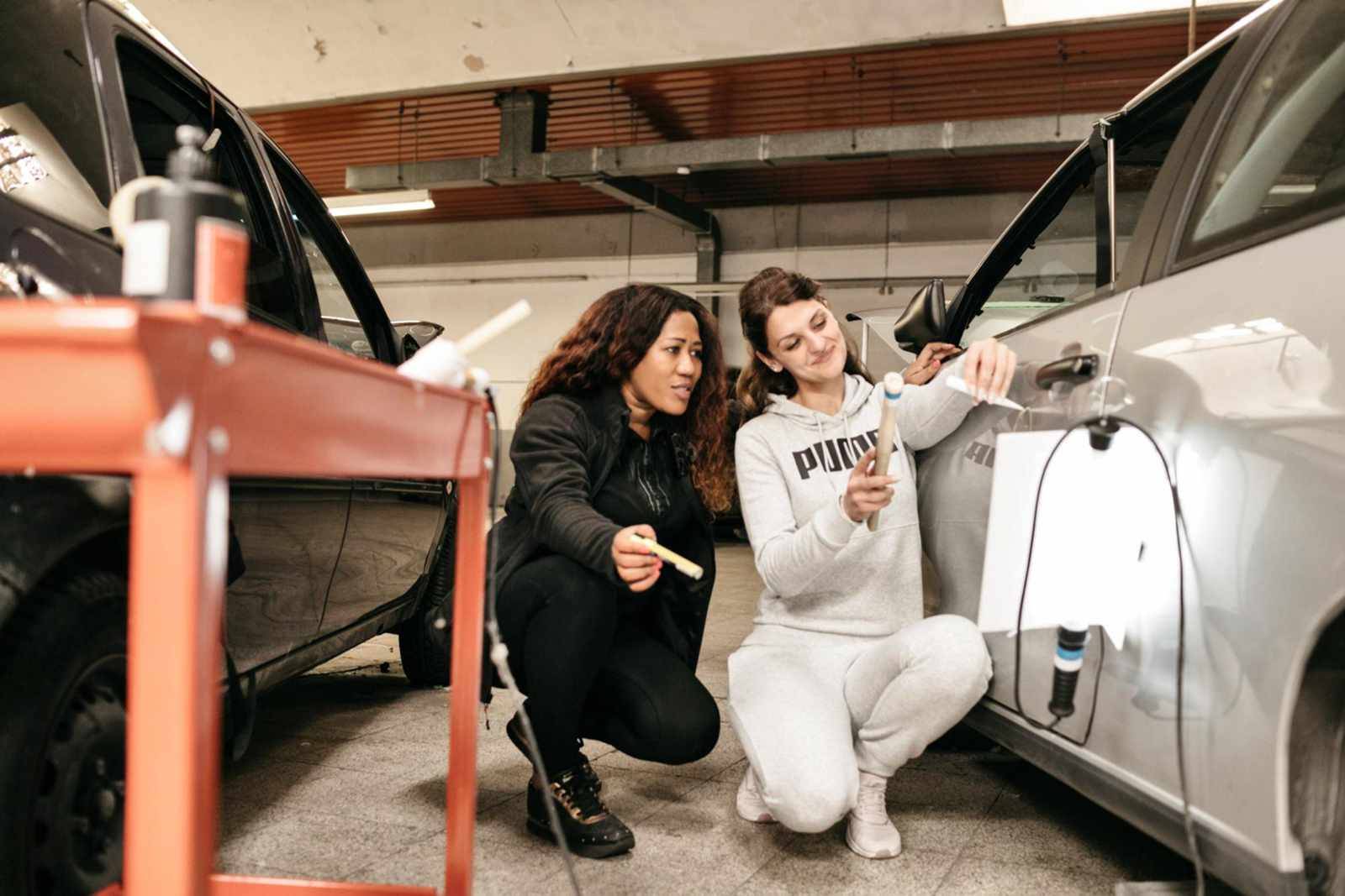 Dellentechnikerin arbeitet an der Fahrertür