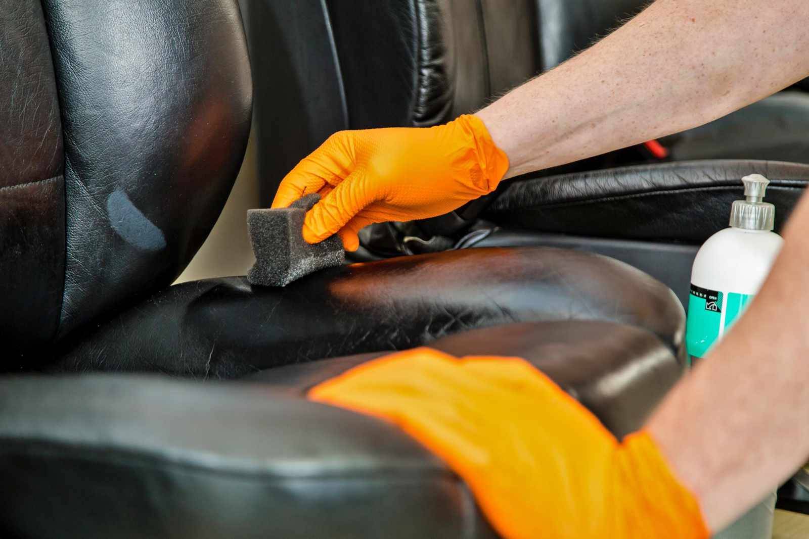 Farbauftrag nach einer Lederreparatur